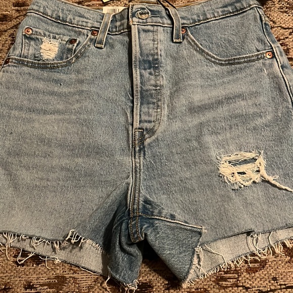 LEVI’S Ribcage Shorts - Picture 7 of 7